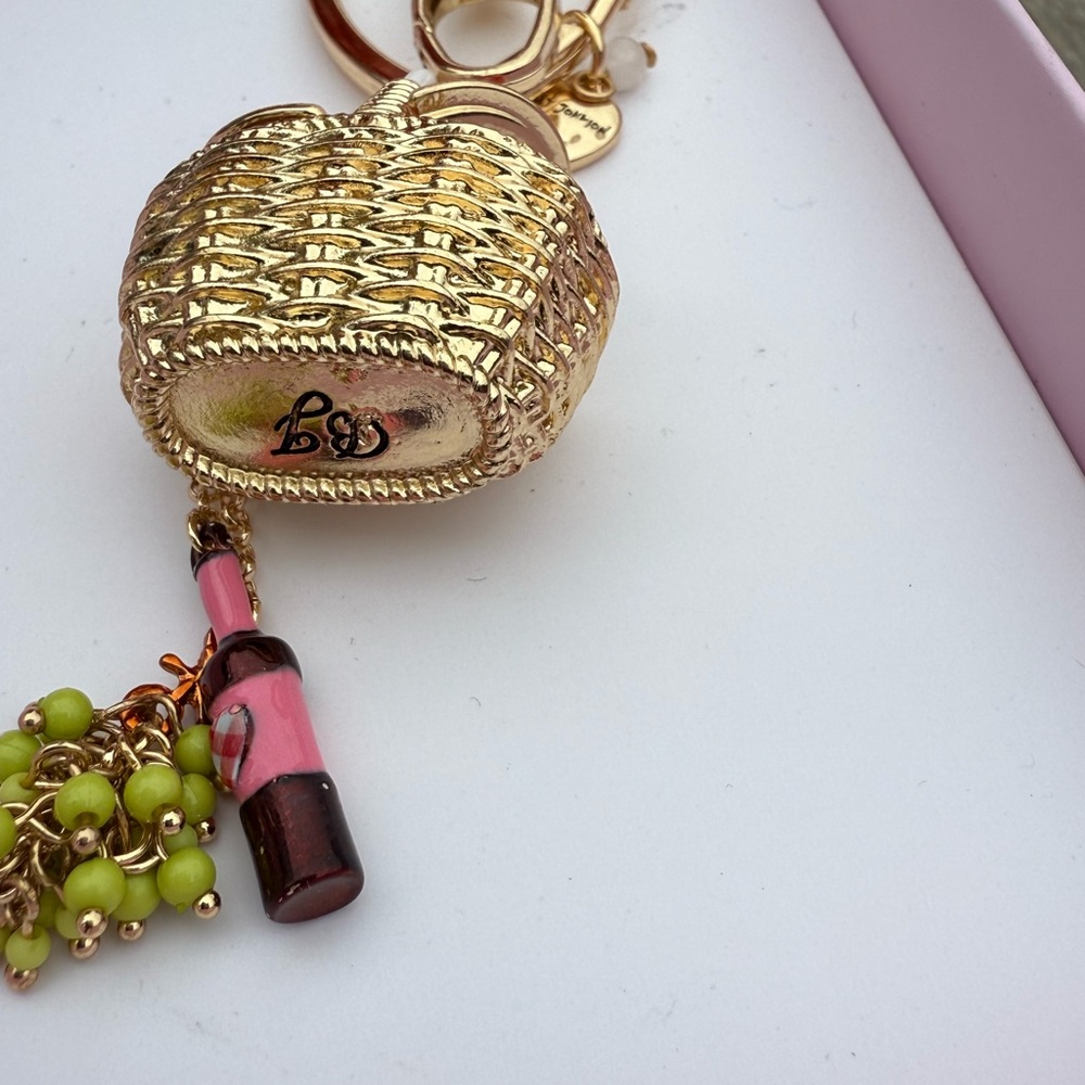 NWT! Betsey Johnson Grapes Wine Picnic with Basket Charm Keychain - Picture 3 of 10